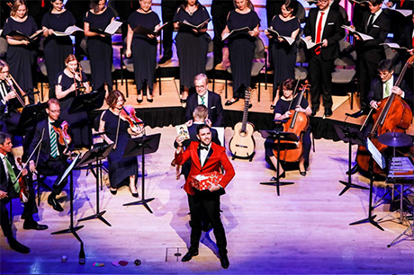 photo of Joel Parnis with Austrailian Brandenburg Orchestra